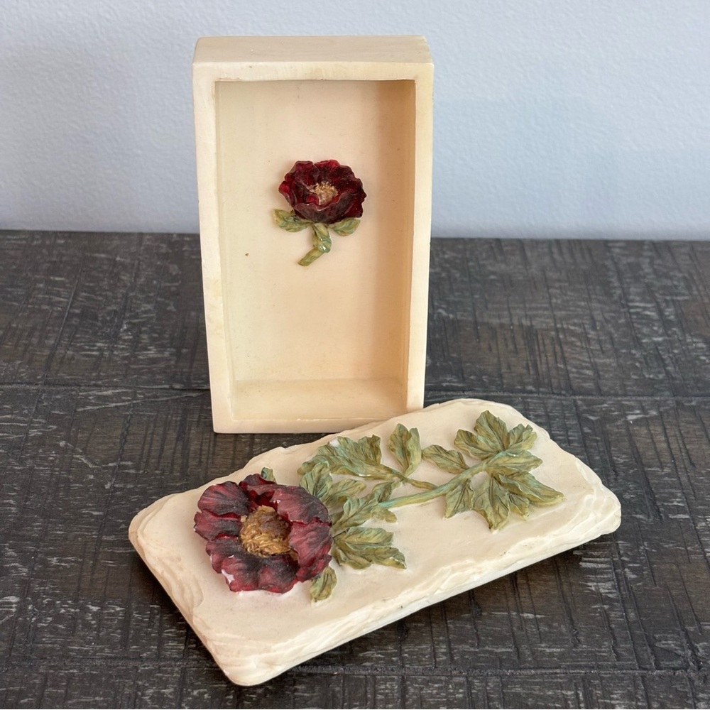 Vintage vanity Trinket Box with lid 3D flower Design